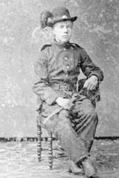 Portrettbilde, mann sittende på stol, gardist i uniform med 