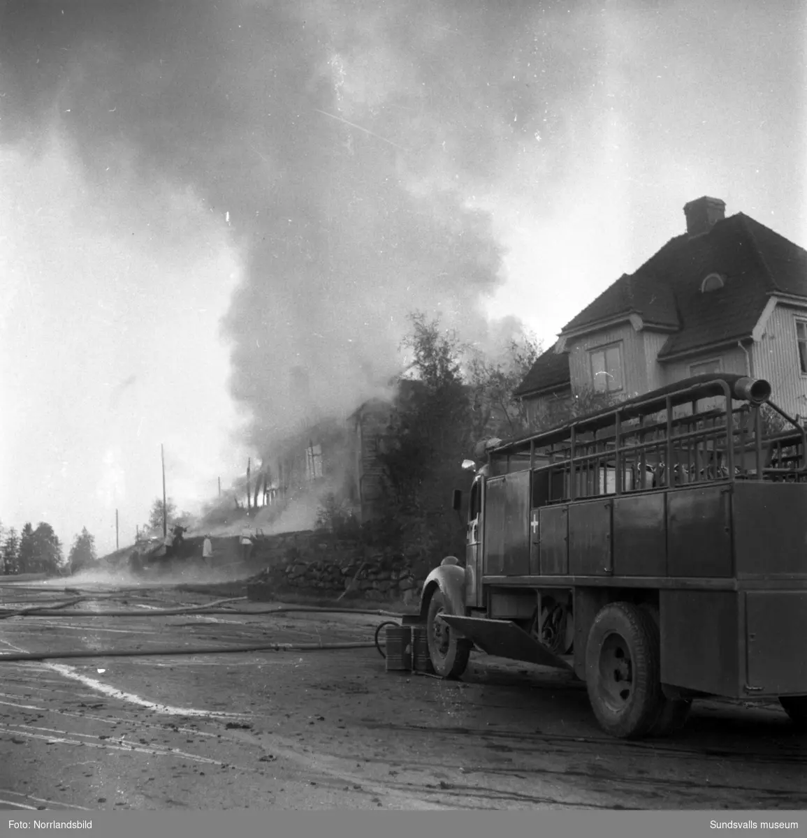 En ungkarlsbarack brann ner i Stockvik 1955.