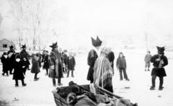 Fotografi av et bryllup i Karasjok 1946. Brudeparet er ikke 