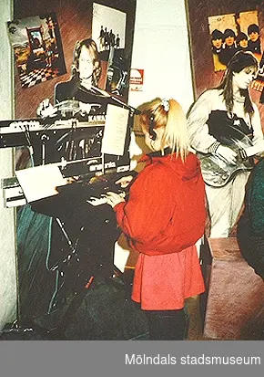 En flicka står i utställningen på Mölndals museum, 1991.