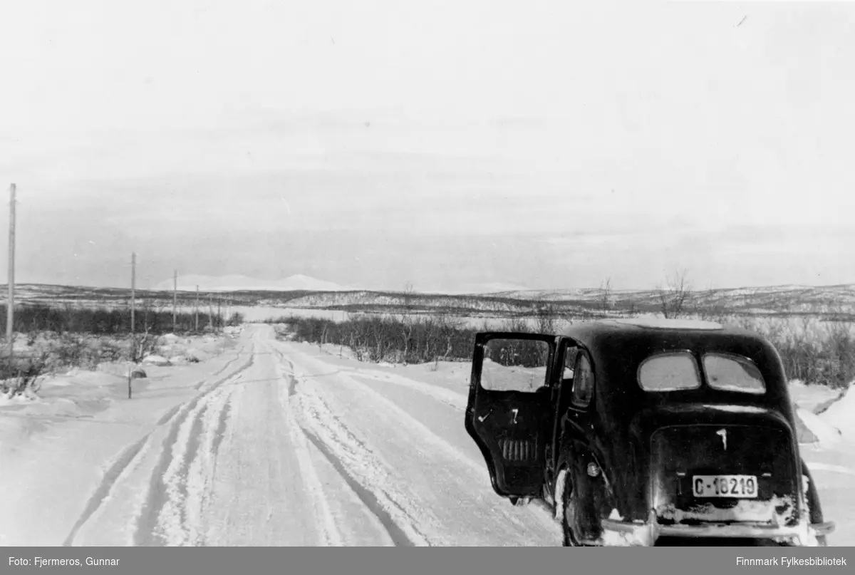 En bil parkert i veikanten en vinterdag med registerskilt C-18219. Bilen er engelskprodusert like før eller etter krigen, muligens en Austin. Stedet er ukjent, men er sannsynligvis på indre strøk av Finnmark hvor Fjermeros var i påsken 1947.