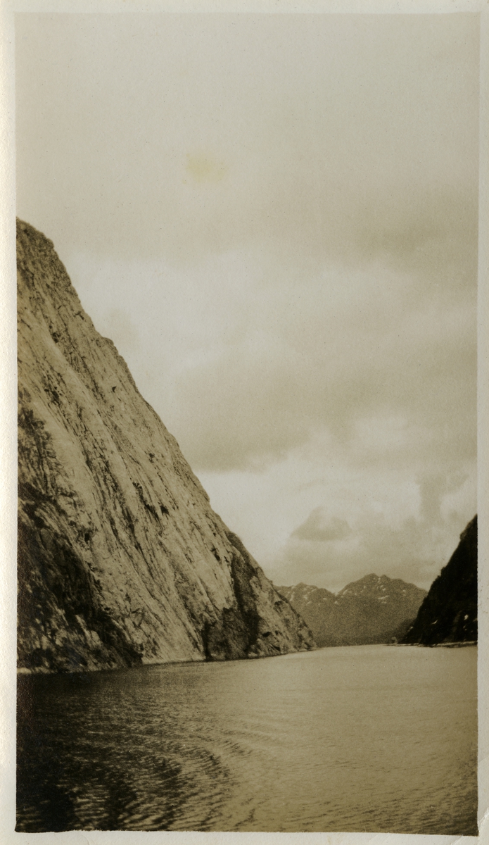 Trollfjorden fotografert fra båt.