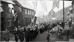 Honningsvåg. 17. mai. Borgertog i Storgata. Først i toget er