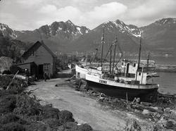 Slippen og kaia på Holm ca. 1952. Holm lå på denne tida i La