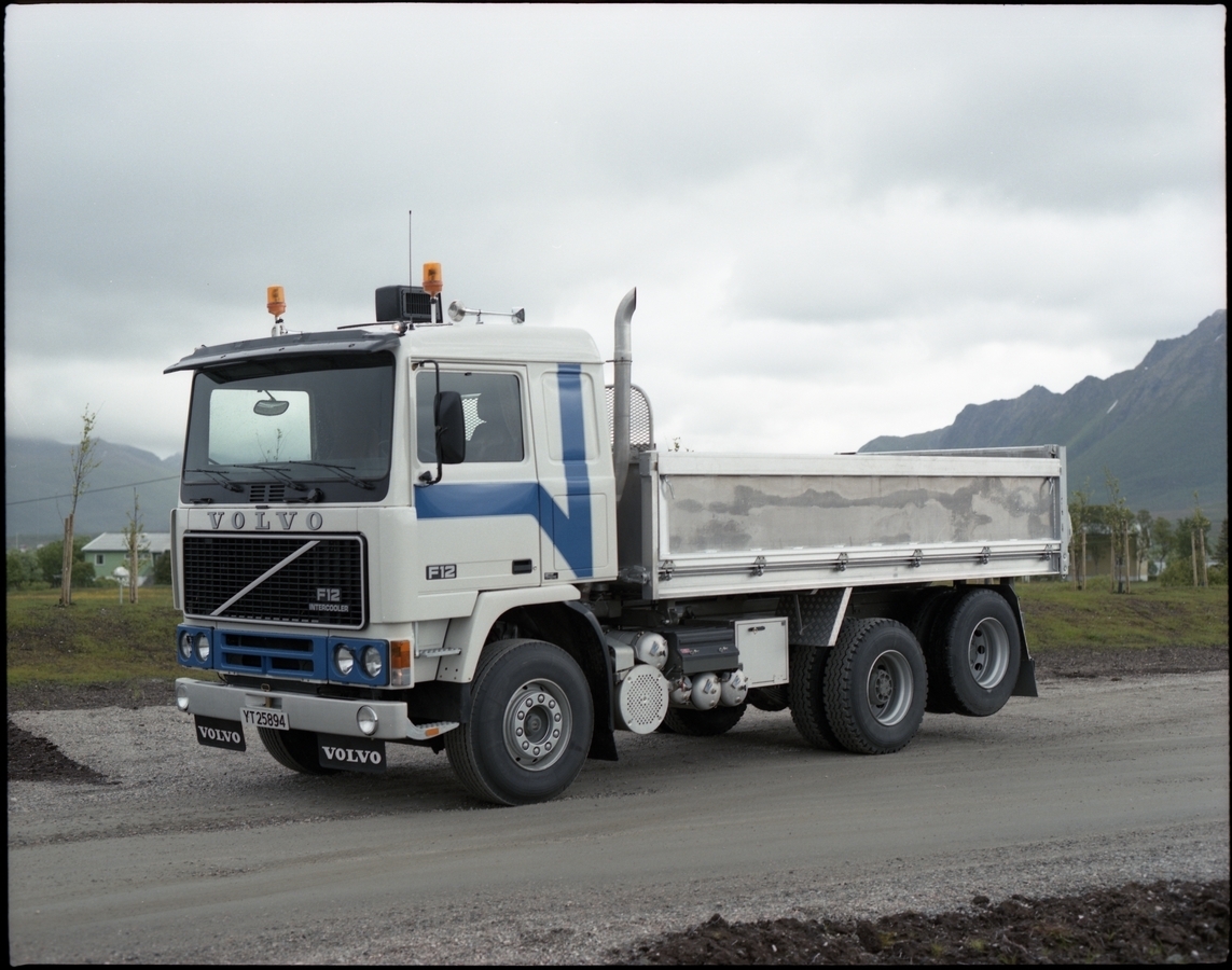 Volvo F12 lastebil på Sortland, juli 1987 - DigitaltMuseum