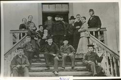 Personer på hovedtrappa till Sortland hovedgård.