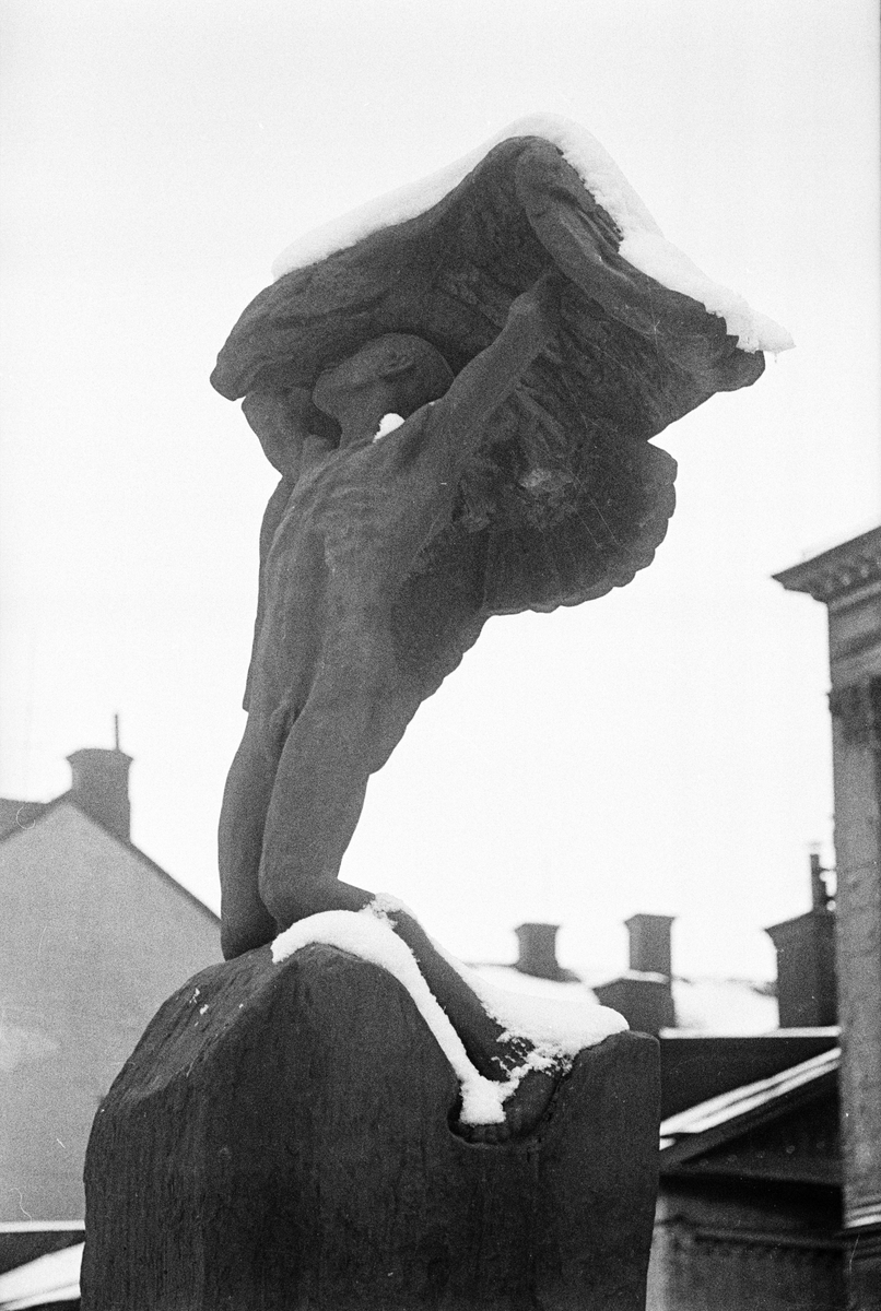 Snöklädd staty, "Vingarna" av Carl Milles, Uplands nations trädgård, Uppsala 1967