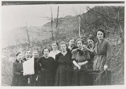 Gruppebilde av ti yngre kvinner. Uidentifisert.