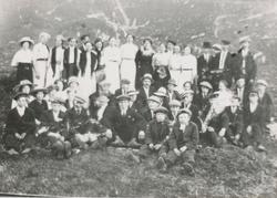 Gruppebilde av flere mennesker, både kvinner, menn og barn. 