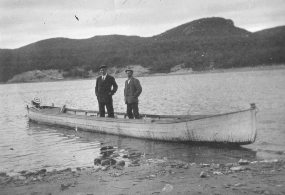 "Elvebåt med påhengsmotor som var en sjeldenhet like før krigen da bildet ble tatt."