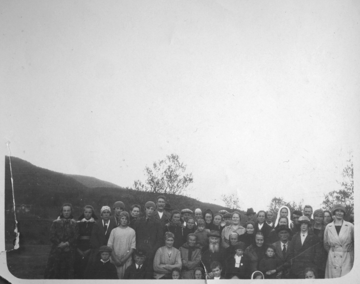 Dette sjeldne bildearrangementet er tatt av noen av de som bodde i Luftjokdalen i 1930. Bildet ble tatt i forbindelse med en læstadiansk samling.
her