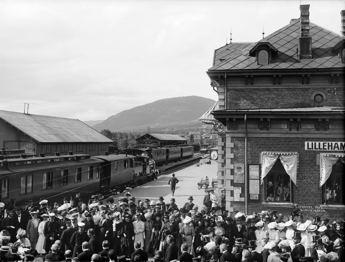 13.06.1906. Lillehammer stasjon med kongetoget. Kroningsreise Håkon VII.