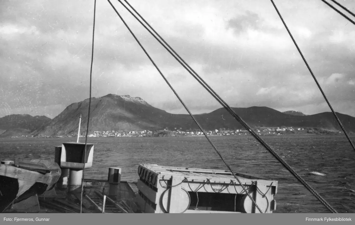 Fotografens bildetekst er: "Avskjed med Honningsvåg okt. 1948". Om det betyr at han flytter fra plassen eller drar på ferie vites ikke.