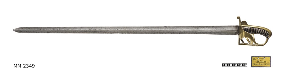 Värja, pallasch för kavalleriet m/1775. Material: klingan av stål, handbygeln av mässing med ingraverade Tre Kronor.