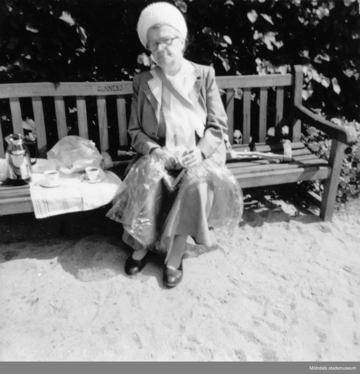 Anna "ve sjön" (Anna Johansson) sitter på en bänk i Gunnebo slottspark, 1980. Anna hade under 1940-talet arbetat som husa på Gunnebo slott. Hon var vän med Margareta Sparre.