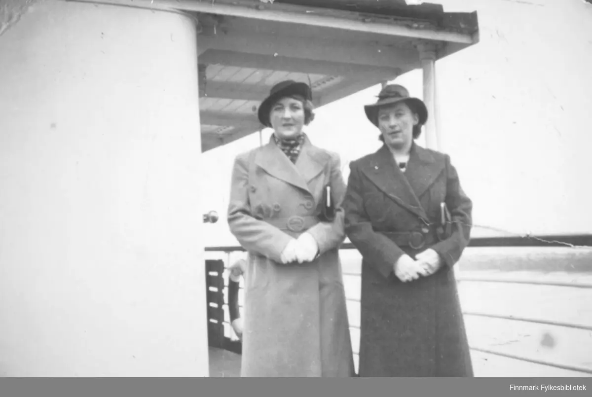 To damer fotografert på dekket til et skip. Damen til høyre på bildet er Gudrun Bauna.