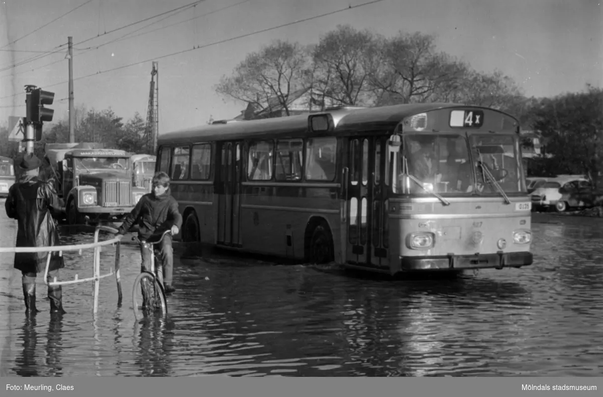 Mölndalsån svämmar över. 4:ans spårvagn utbytt mot buss 1967.