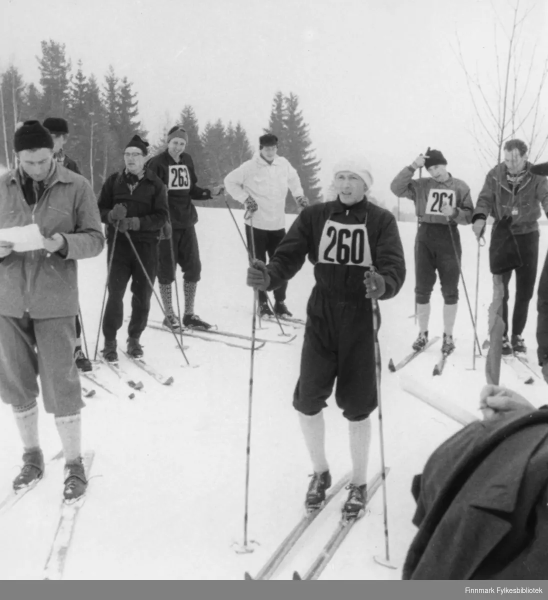 Lærerskolemesterskapet på ski (10 km) på Hamar 1957. Ragnvald Dahl gikk 2-årig lærerskole og vant langrennet begge årene.