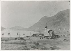 Prospektfotografi av kirka i Haugsbygda med båter og mennesk