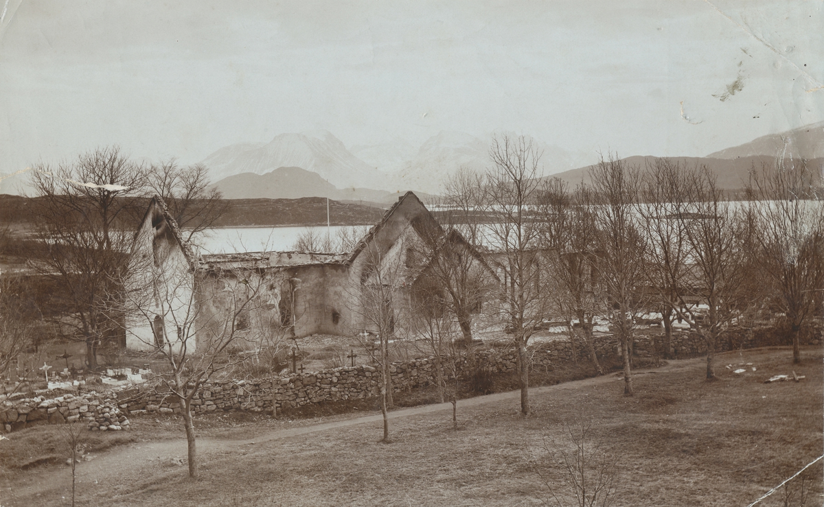 Borgund kirke i ruiner etter brannen 1904.