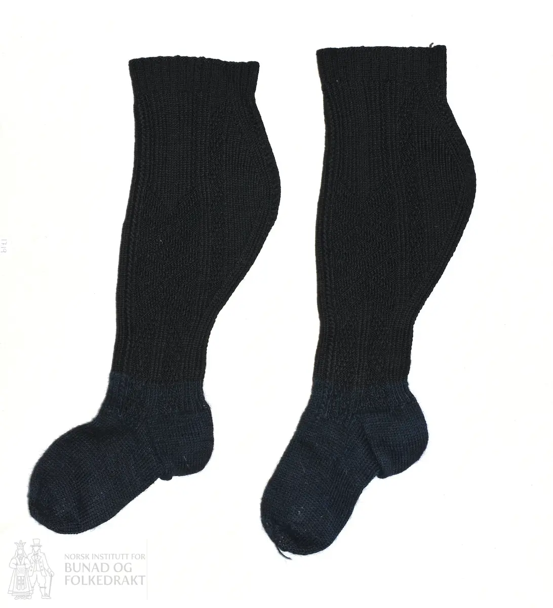 Krota sokkar til kvinne. Strikka strømper, i mønster med rett og vrang. Svart tretråders ullgarn.