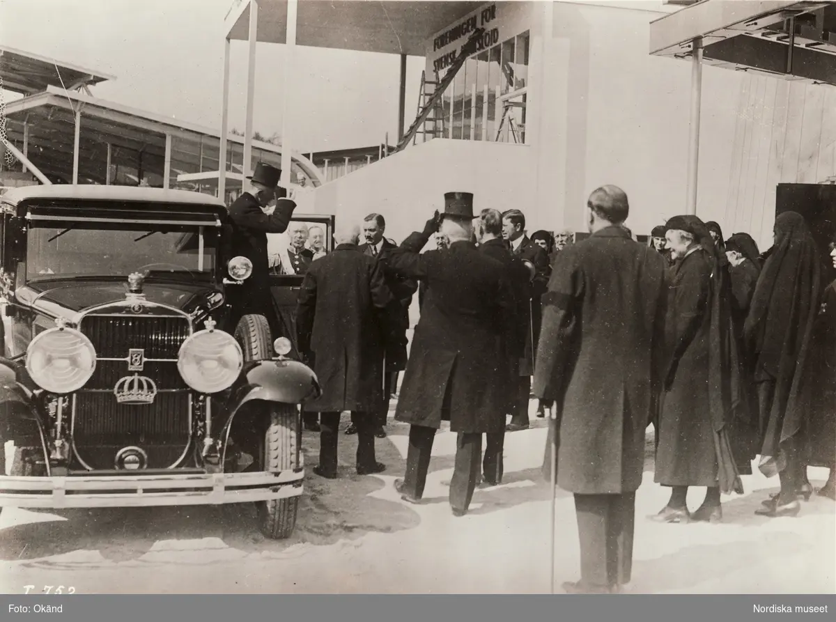 General Motors Nordiska AB. Kung Gustav V anländer till Stockholmsutställningen 1930, på Gärdet i sin Cadillac 1929.  Utställningen räknas som det svenska genombrottet för funktionalismen.