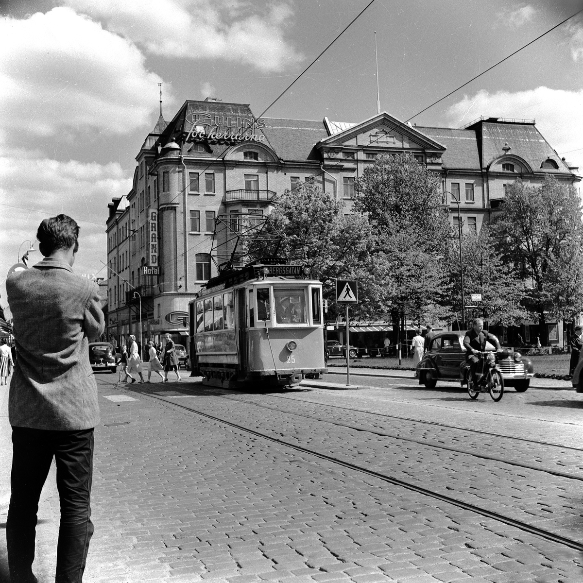 Den sista spårvagnen på Östra Storgatan vid Hovrättstorget i Jönköping. Den sista spårvägslinjen lades ner 1958, då den ersattes med buss.