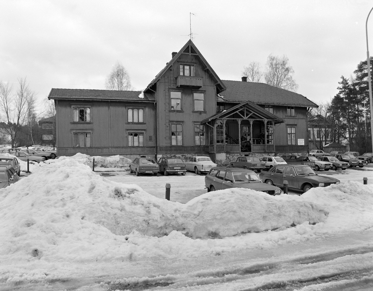 Døveskolen, Hamar. Bilparkering, parkeringsplass, vinter.