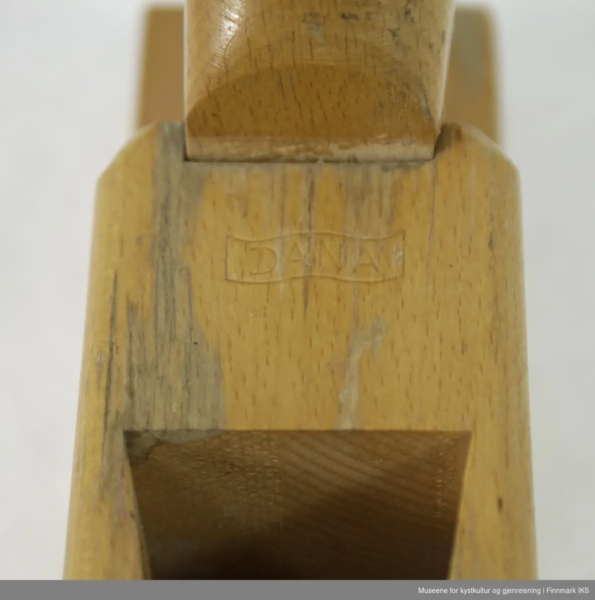 Pusshøvelen i tre har en rektangulær såle med en 4,6 cm bred 8 mm lang sponåpning. Skjærebladet og sponbryteren er i stål og kan justeres til hverandre med en skrue. Skjæreanordning justeres i kilegang med en trekil. Både, skjæreblad og sponbryter har påskriften "Kongsberg Norway 1 3/4" " og en symbol over den som viser en stor K med krone på.  Jernet danner en vinkel på 45 grader til såla. Mellom sponrom og høvelnesa er det preget inn ordet "DANA". På øvrekanten av høvelnesa er det et avbrudd. Høvelnesa sitter løst. På baksiden av høvelhuset befinner det seg et svart slagknapp og over den er det innpreget en 45 med slagstempler. Tallet angir skjærebladets bredde og tilsvarer de 1 3/4" som er angitt på skjæreanordningen.