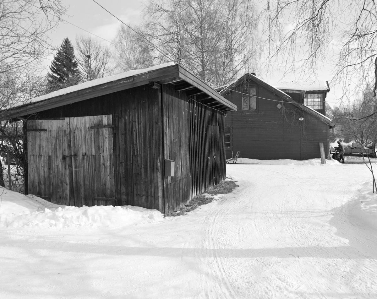 Hamar, Storhamar, Jønsrud under Hedmarksmuseet, benyttet som museumskontor, revet i 1985, Domkirkeodden, vinter. Garasje, uthus. HDH.88.