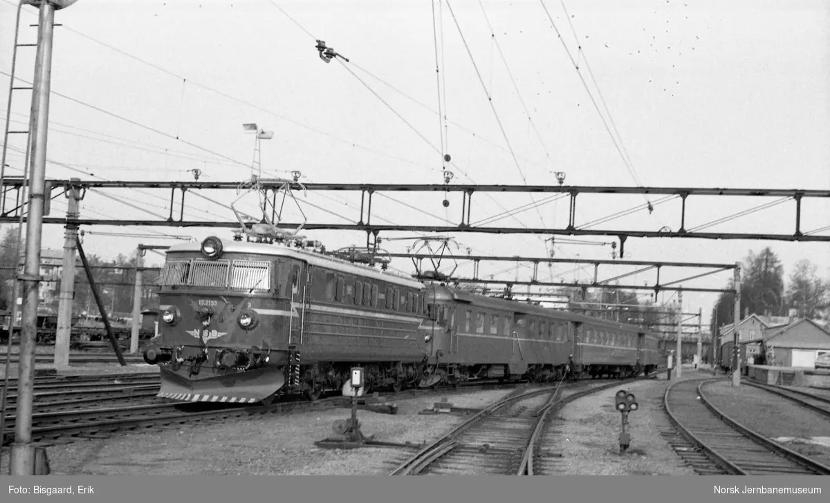 Elektrisk lokomotiv El 13 nr. 2153 foran motorvognsett type 68 i tog 143 på Ski stasjon