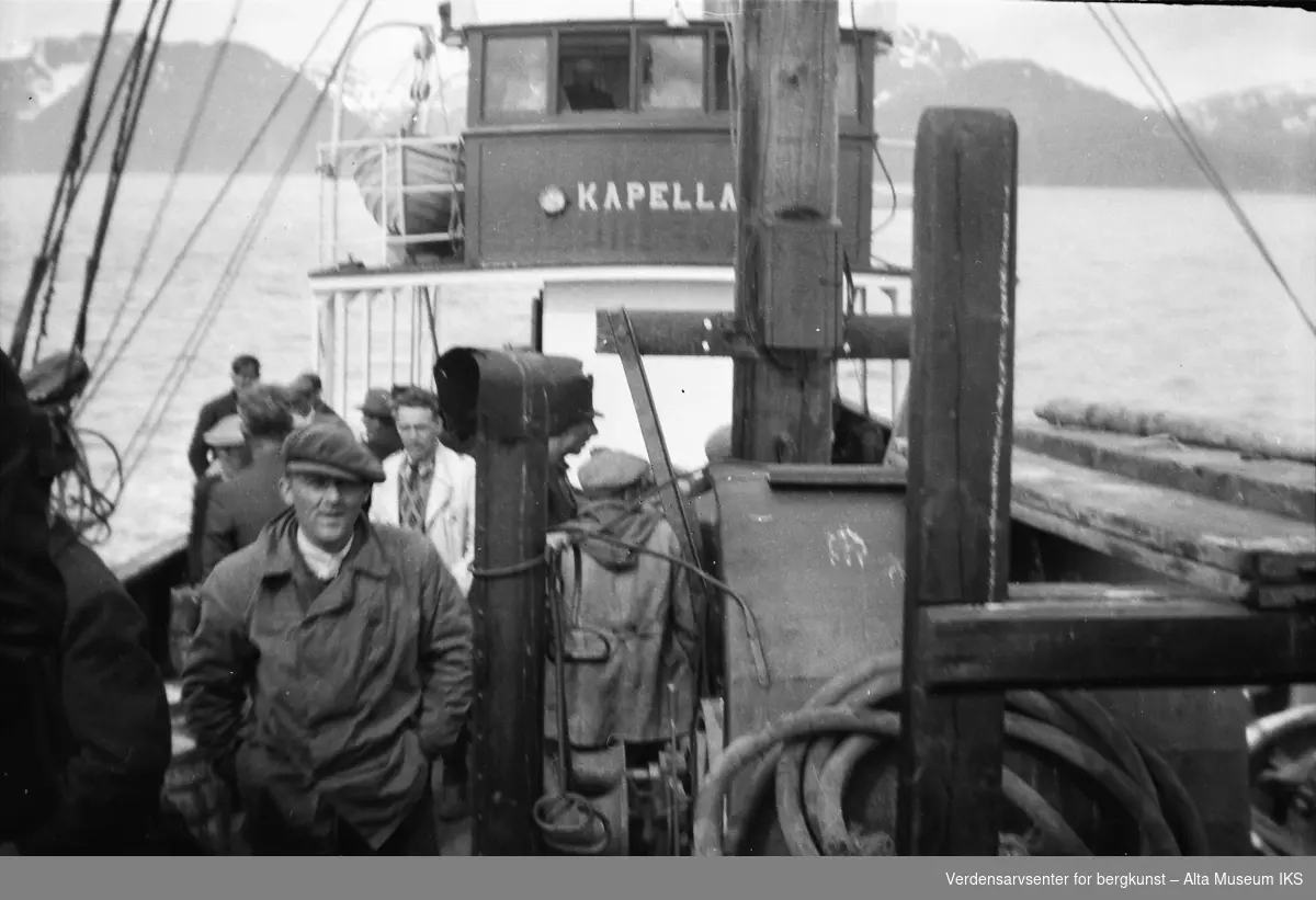 Båten Kapella III  med passasjerer på sjøen.
Bildet er tatt i 1945
