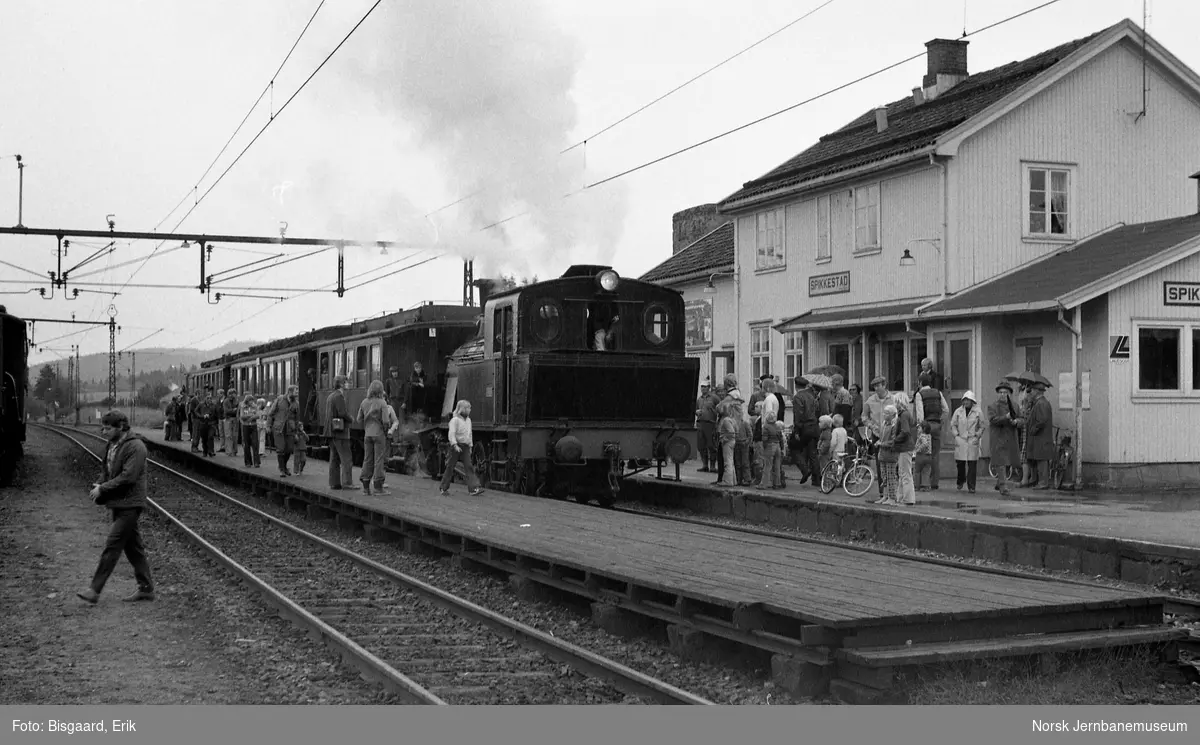Utfluktstog for Norsk Jernbaneklubb på linjen Spikkestad-Lier, trukket av damplokomotiv M2, tidliger