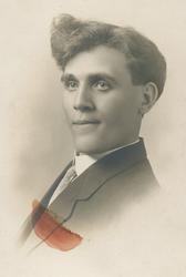 Mannsportrett i kvartfigur.