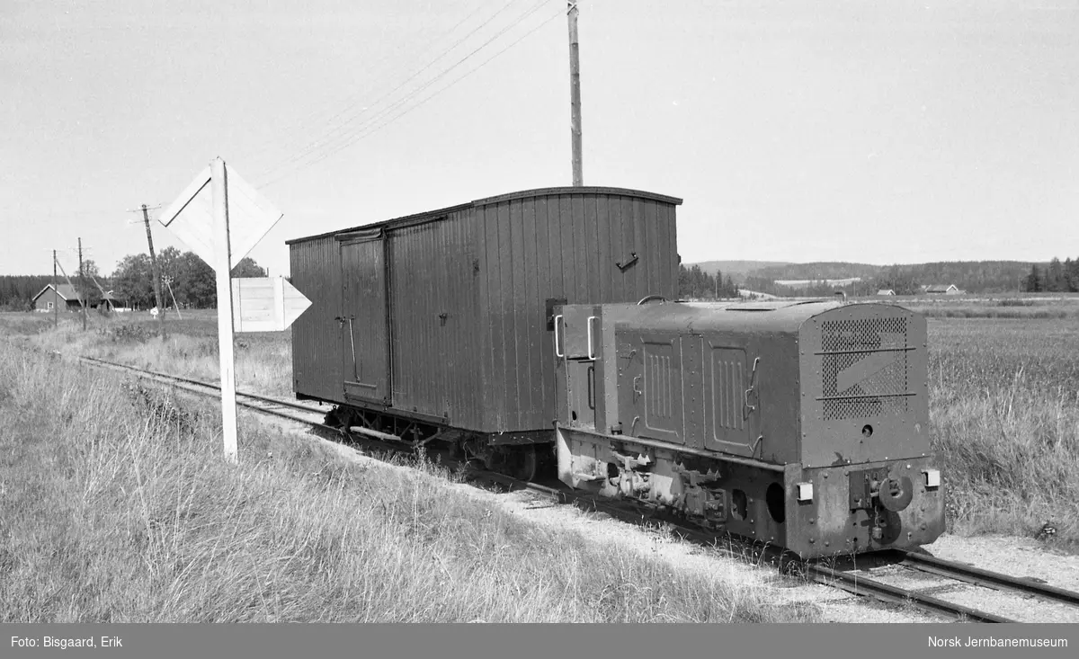 Museumsbanens Jung-diesellokomotiv med godsvogn litra Go nr. 26