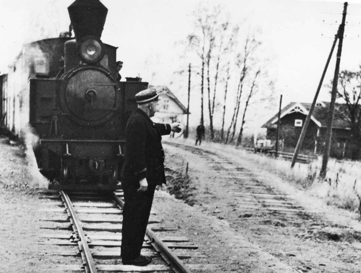 Lokfører Syprian Aarstad viser linjeomleggingen ved Kvevli stasjon etter at den ble fullført i 1957.