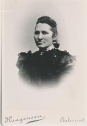 Portrett av en kvinne i finklær.