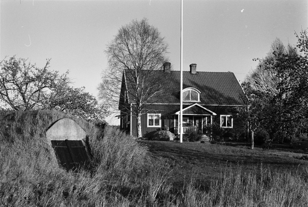 Bostadshus, Skogstibble 11:1, Skogs-Tibble socken, Uppland 1985