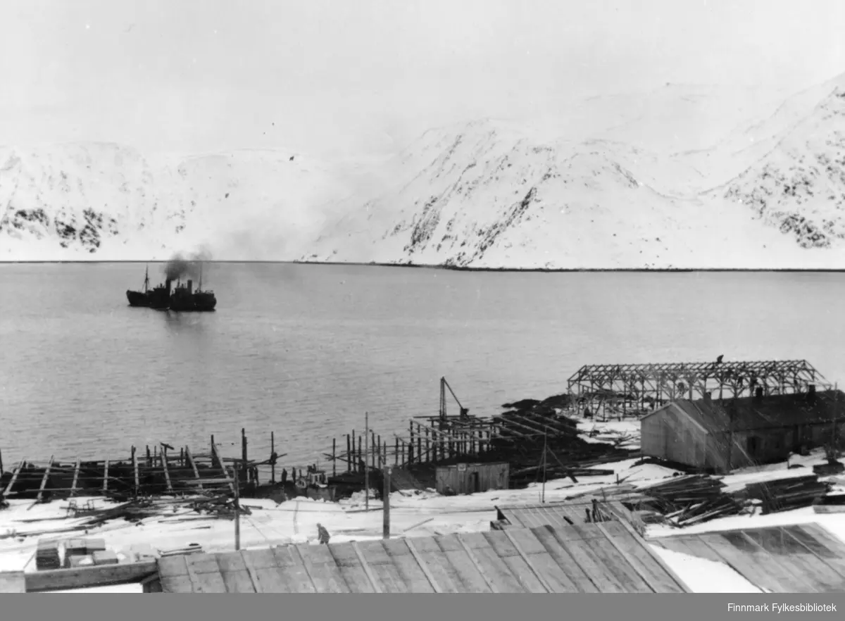 Honningsvåg, 1947. En enslig båt ligger ute til havs.