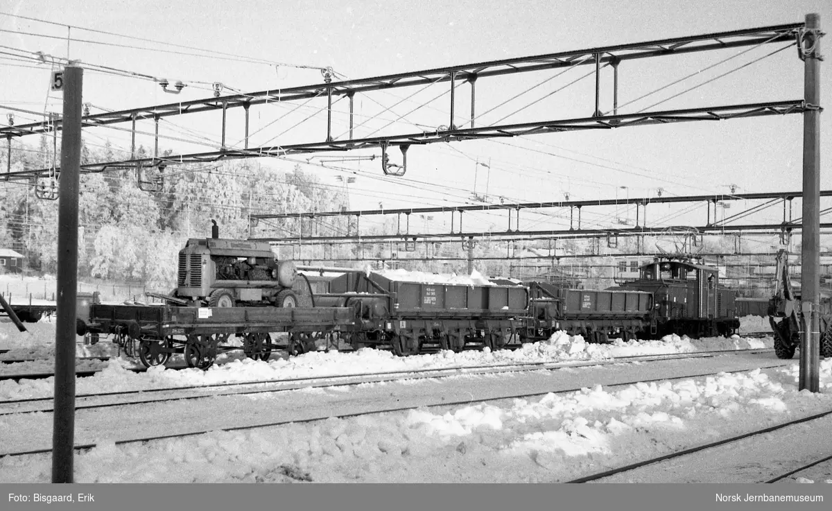 Elektrisk lokomotiv El 10 med snøryddingstog på Ski stasjon