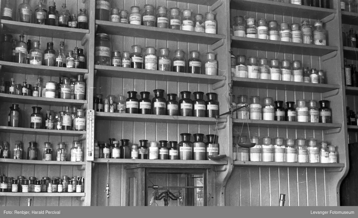 Fra Harald Renbjørs kjemilaboratorium. Bildet tatt mens laboratoriet  var i drift på 1930-tallet.