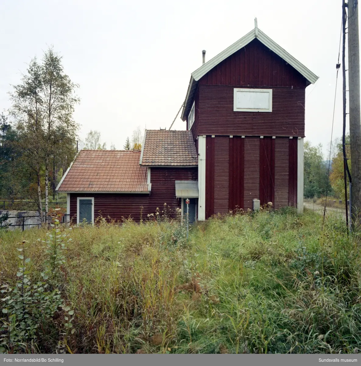 En stor grupp bilder från terrängen kring Ljungaverk hösten 1970. Landskapsbilder, vattendrag, olika byggnader med mera.
