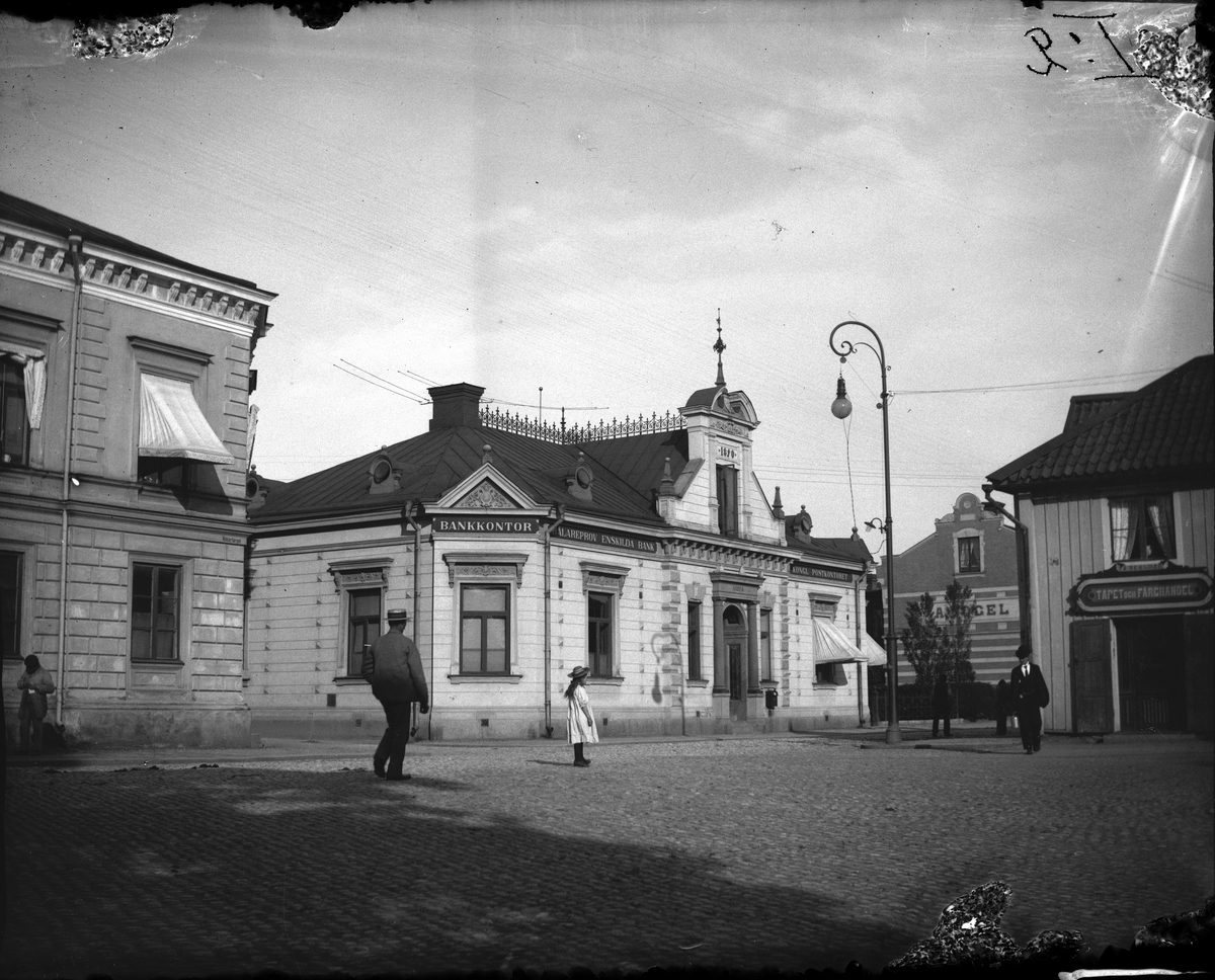 Bild från Lilla Torget (Hökartorget) omkring 1910. Till vänster telegrafhuset. I mitten bank, post, biograf, möbelaffär och pälsaffär. Idag parkering till Hemköp.
Till höger idag Nordea banken.
Fotograf: Ellert Johan Viktor Sörman Fotokopia finns.