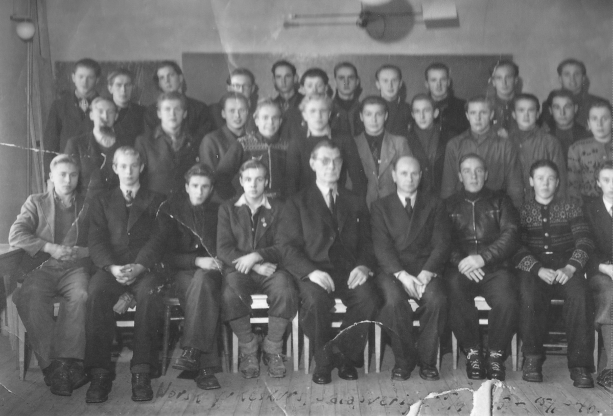Klassebilde, elever på yrkesskolen, kan være fra Sala i Sverige 
(i tidsperioden 15/9 1945 - 15/11 1946). En av mennene var i slekt med Nils Klaussen.