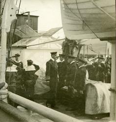 Del av et postkort. Kongebesøk i Honningsvåg. Kong Haakon VI