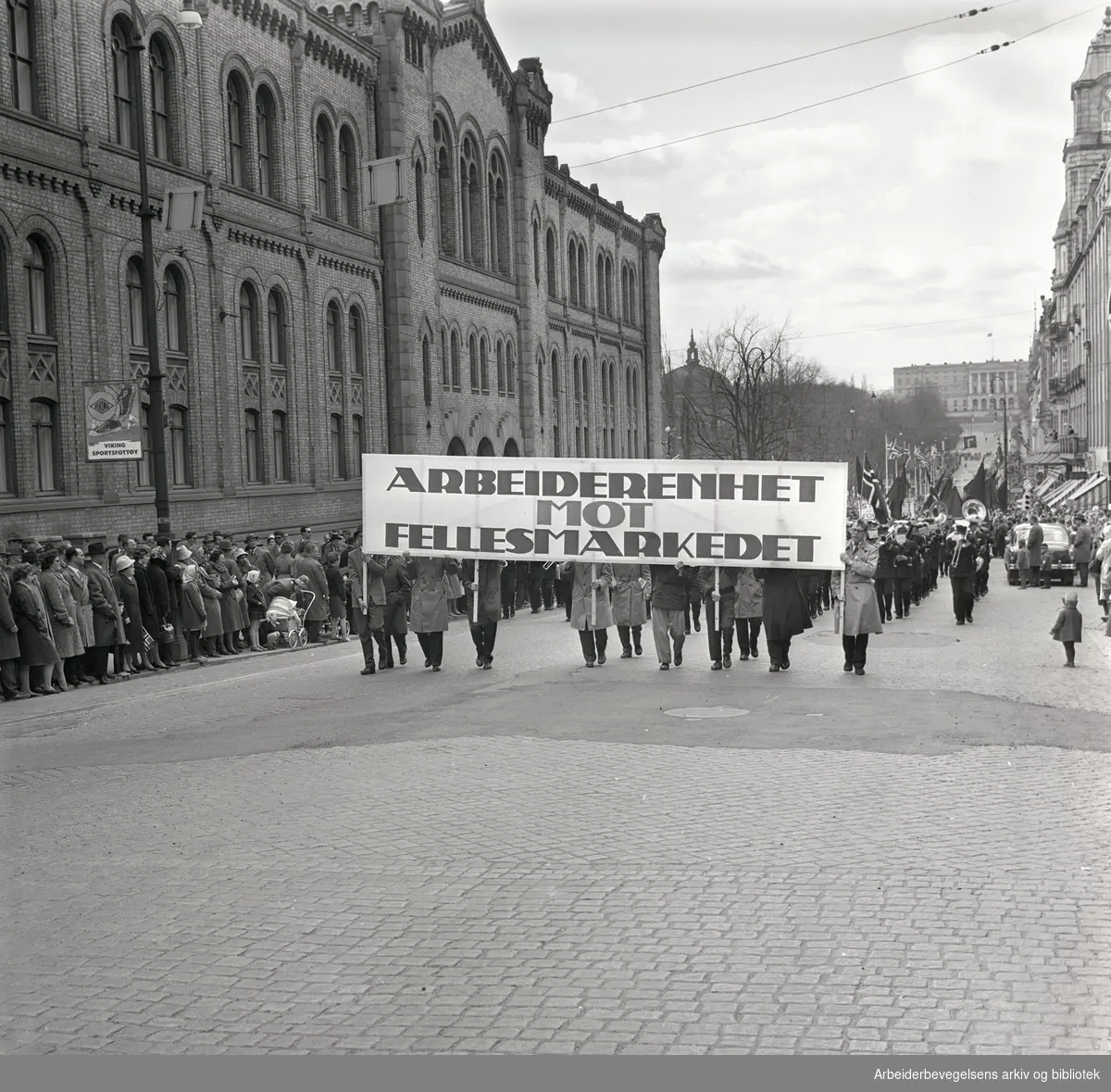 1. mai 1962 i Oslo.Demonstrasjonstog arrangert av "Faglig aksjon mot Fellesmarkedet" med støtte fra Sosialistisk Folkeparti (SF) og Norges kommunistiske parti (NKP)...Parole: Arbeiderenhet mot Fellesmarkedet