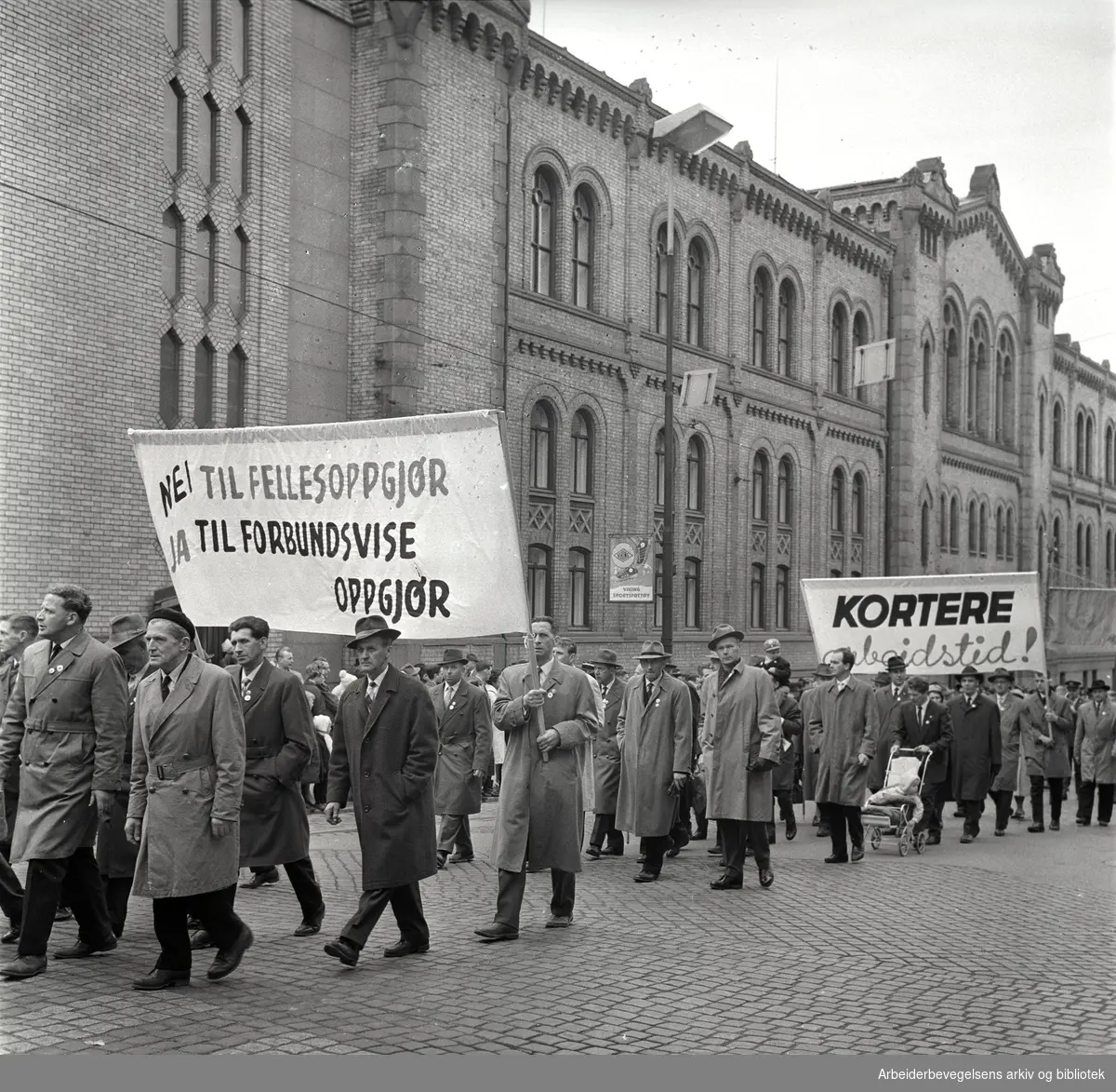 1. mai 1963 i Oslo.Demonstrasjonstog arrangert av Komiteen for faglig enhet med støtte av Sosialistisk Folkeparti (SF) og Norges Kommunistiske Parti (NKP).Parole: Nei til fellesoppgjør. Ja til forbundsvise oppgjør.