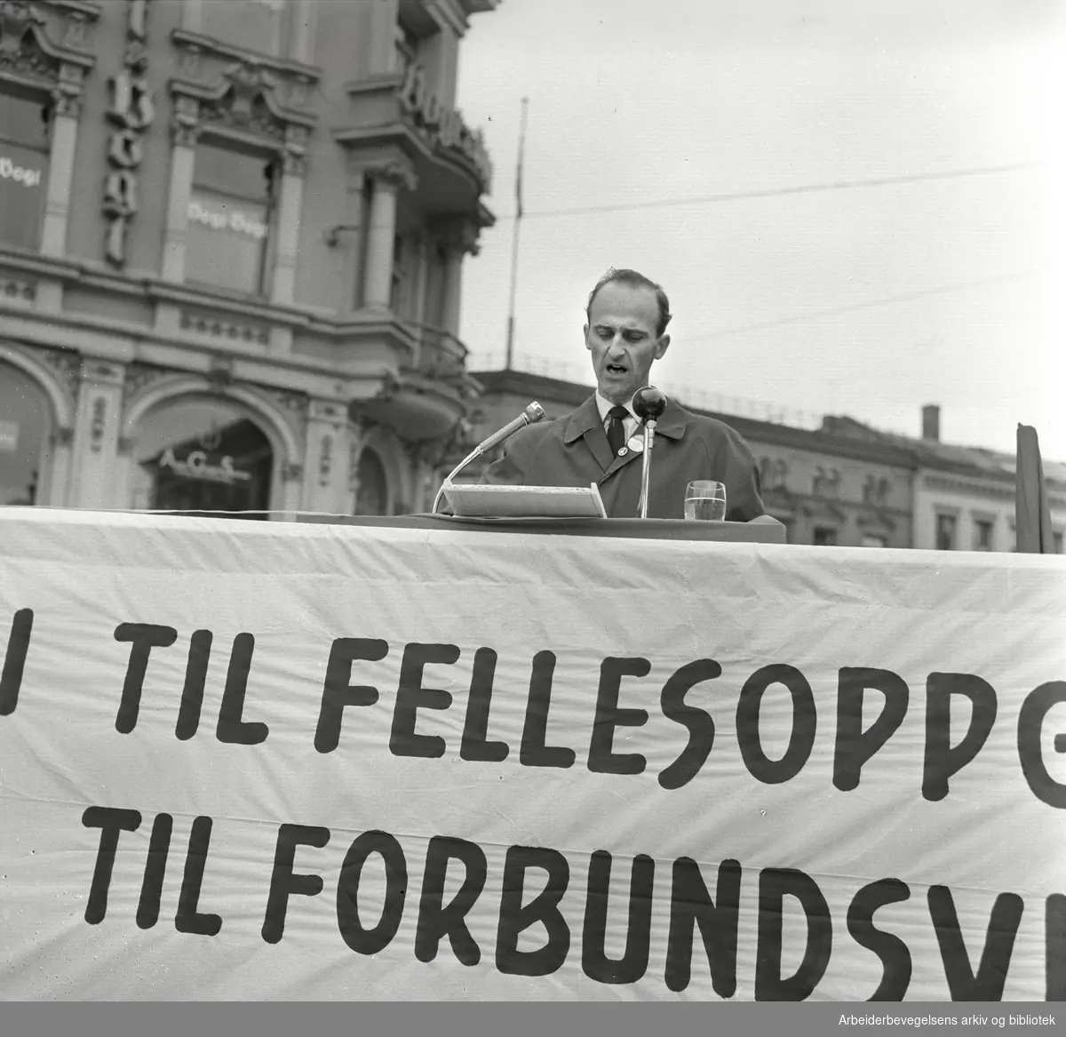 1. mai 1963 i Oslo.Demonstrasjonstog arrangert av Komiteen for faglig enhet.med støtte av Sosialistisk Folkeparti (SF) og Norges Kommunistiske Parti (NKP).Parole: Nei til fellesoppgjør.Ja til forbundsvise oppgjør.Finn Gustavsen taler på Stortorvet..