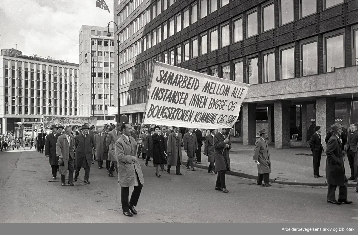 1. mai 1964 i Oslo.Demonstrasjonstoget ved Rådhusplassen.Parole: Samarbeid mellom alle instanser innen bygge- og boligsektoren, kommune og stat