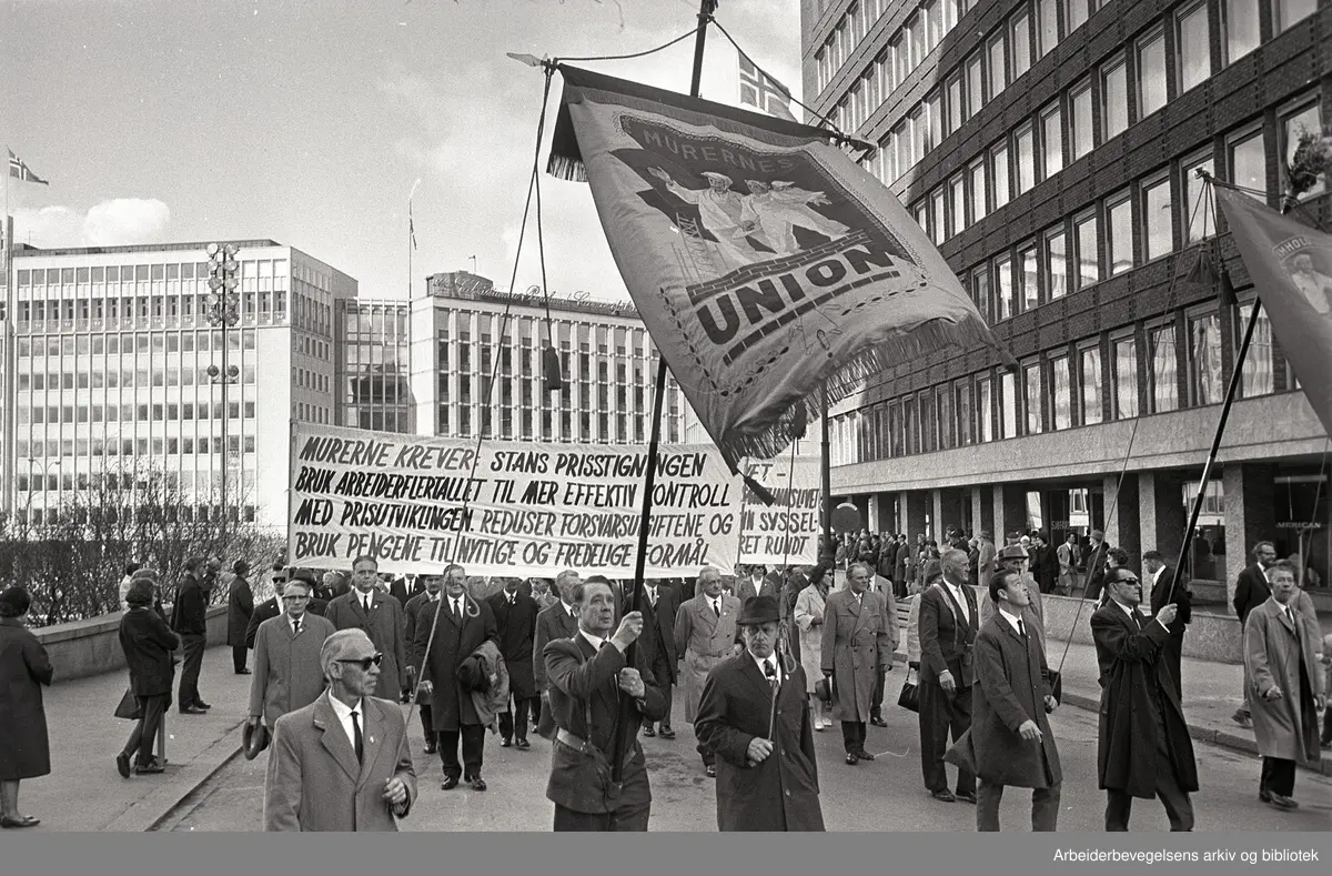 1. mai 1964 i Oslo.Demonstrasjonstoget ved Rådhusplassen.Fane Murernes